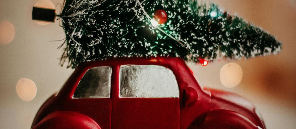 Bil med juletre på taket