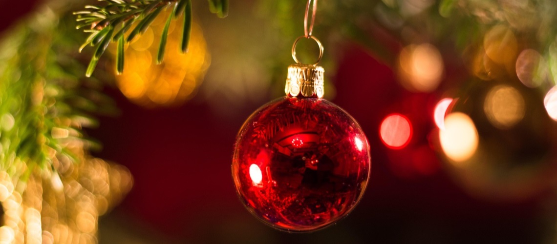 Rød julekule på juletre