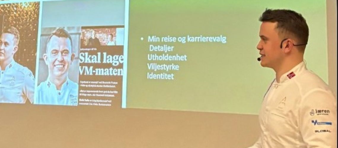 Aron Espeland snakker til elevane