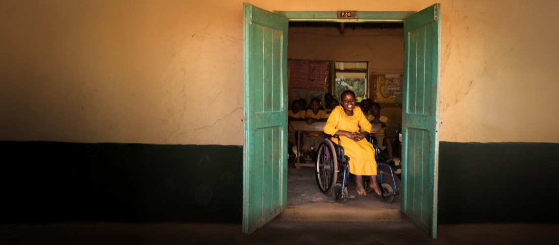 En dame som sitter i rullestol