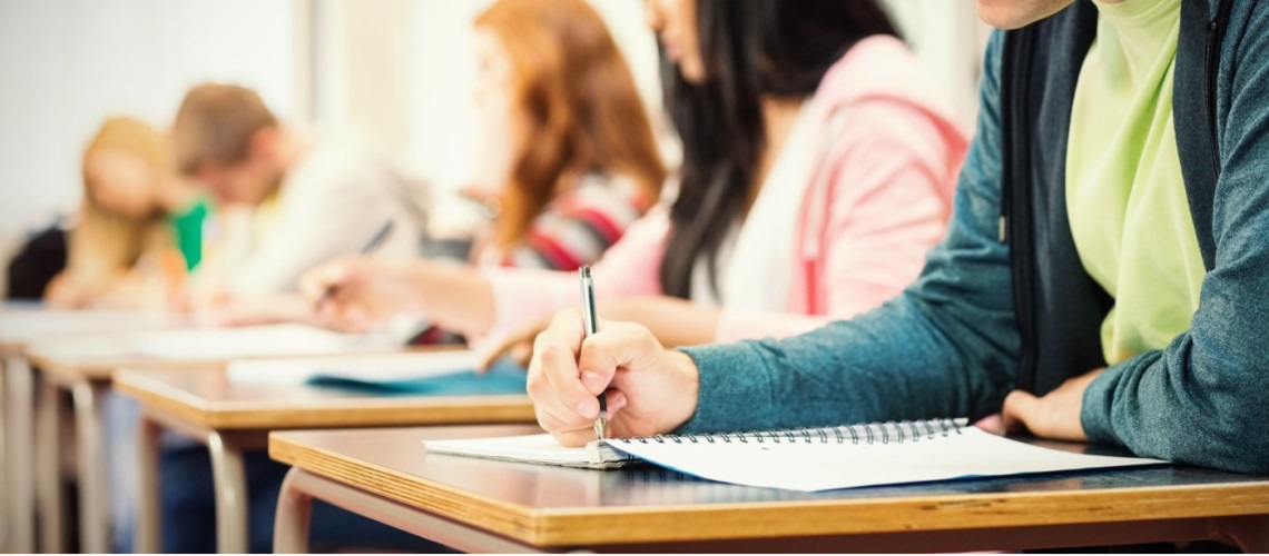 Studenter som skriver