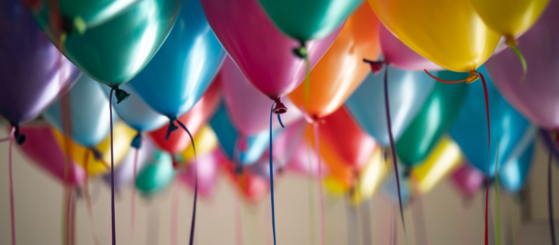 Illustrasjonsfoto med fargerike ballonger