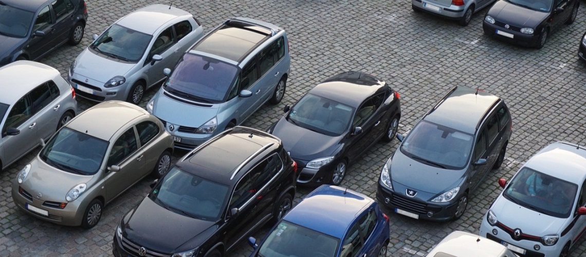 Bilde av biler som er parkert i to rader.