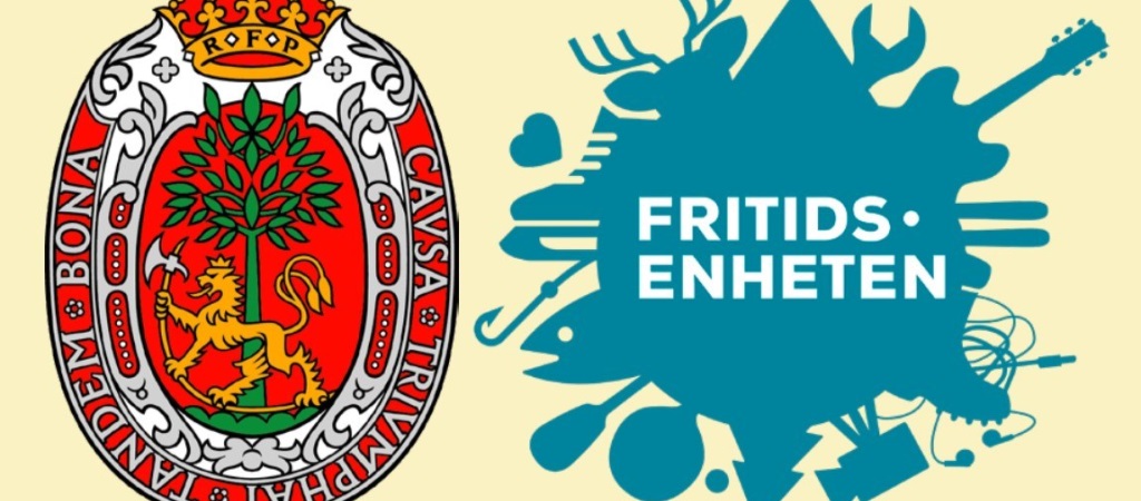 Kommunens våpenskjold til venstre og logoen til Fritidsenheten til høyre