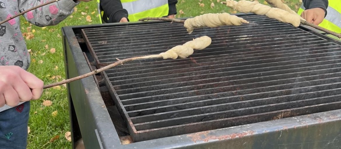 B-klassen laget pinnebrød på uteskole.