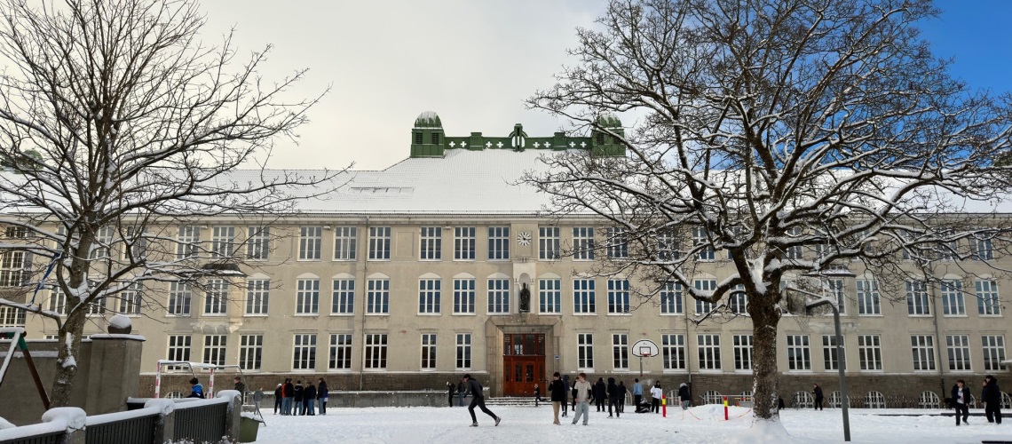 St. Svithun skole i vinterskrud 