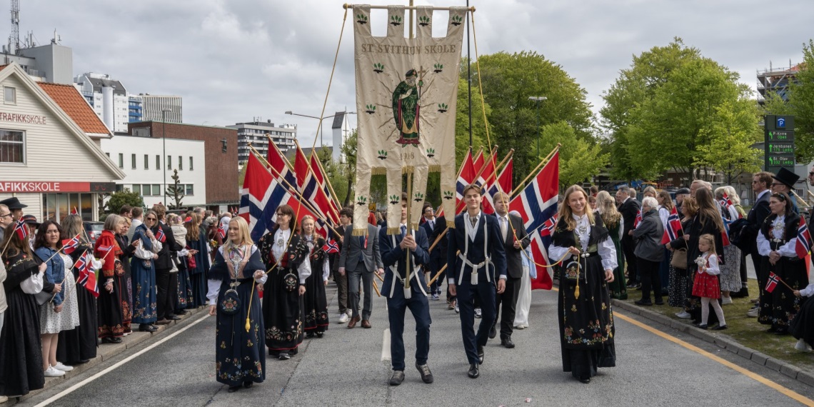 St. Svithun i barnetoget.