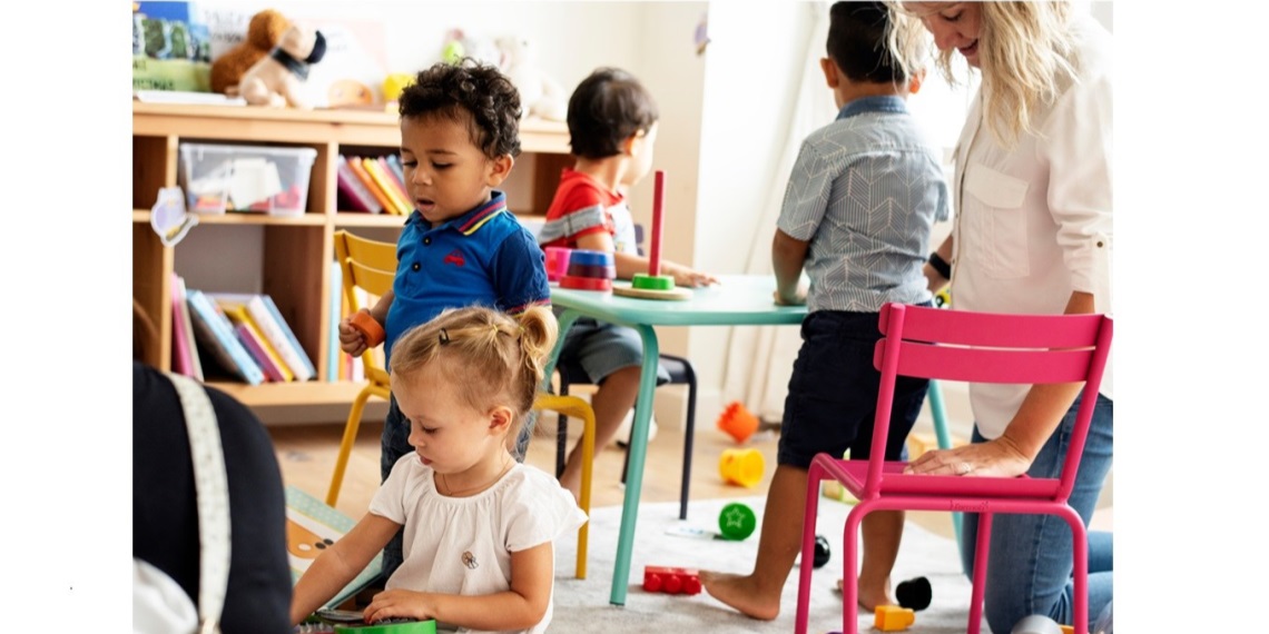 Små barn leker inne i bhg Foto: Shutterstock