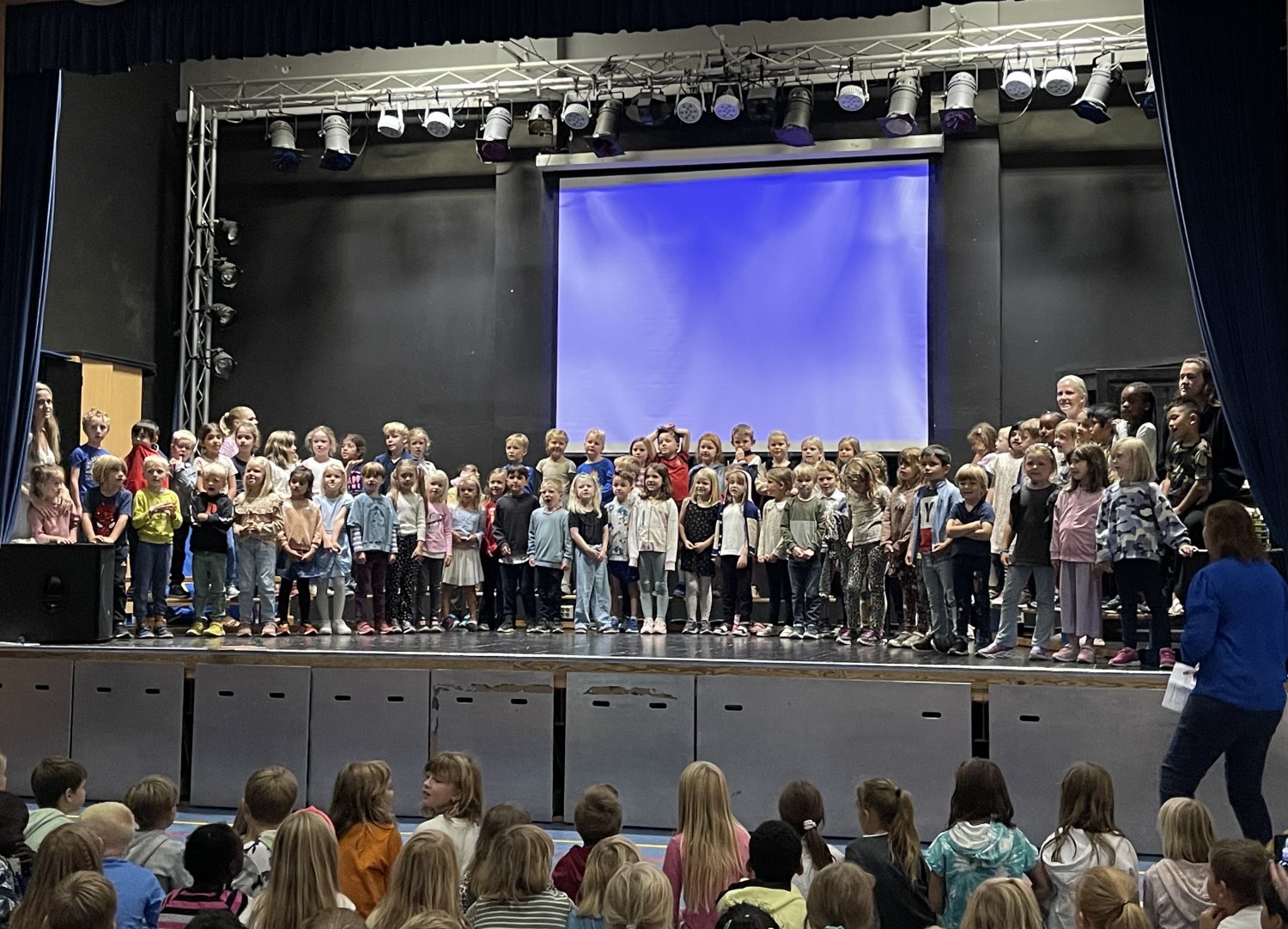 V land Skole Storsamling Med 1 Trinn v-land-skole-storsamling-med-1-trinn
